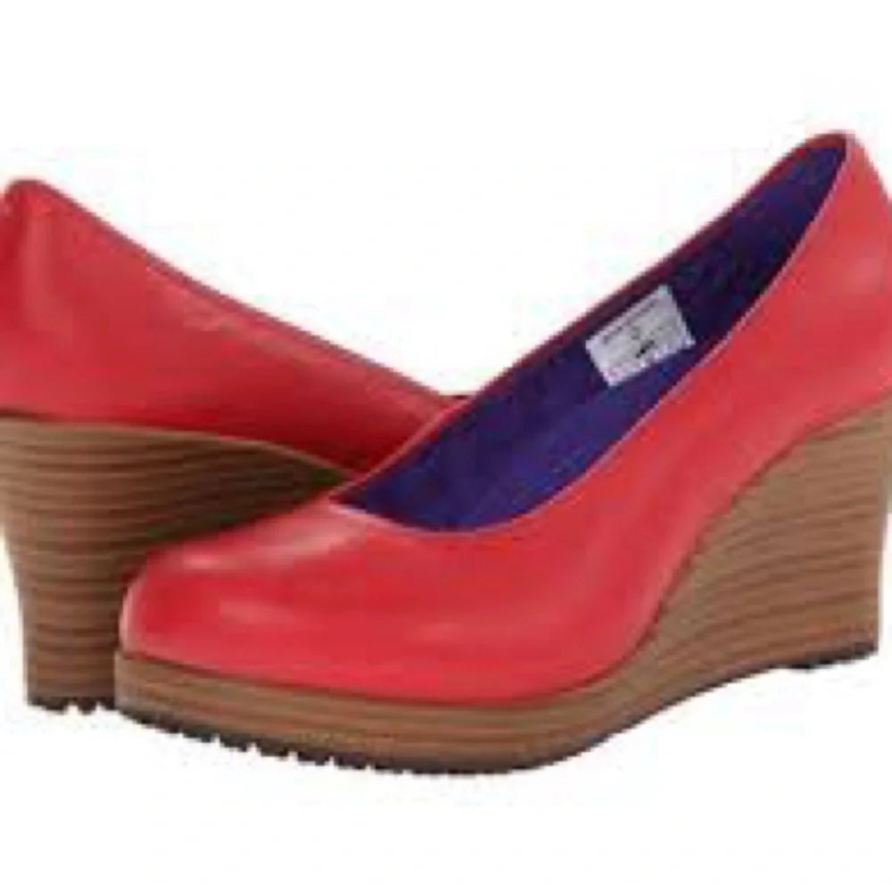 Crocs A-Leigh Leather Red Close Toe Wood Tone Stacked Platform Wedge Shoes 7W